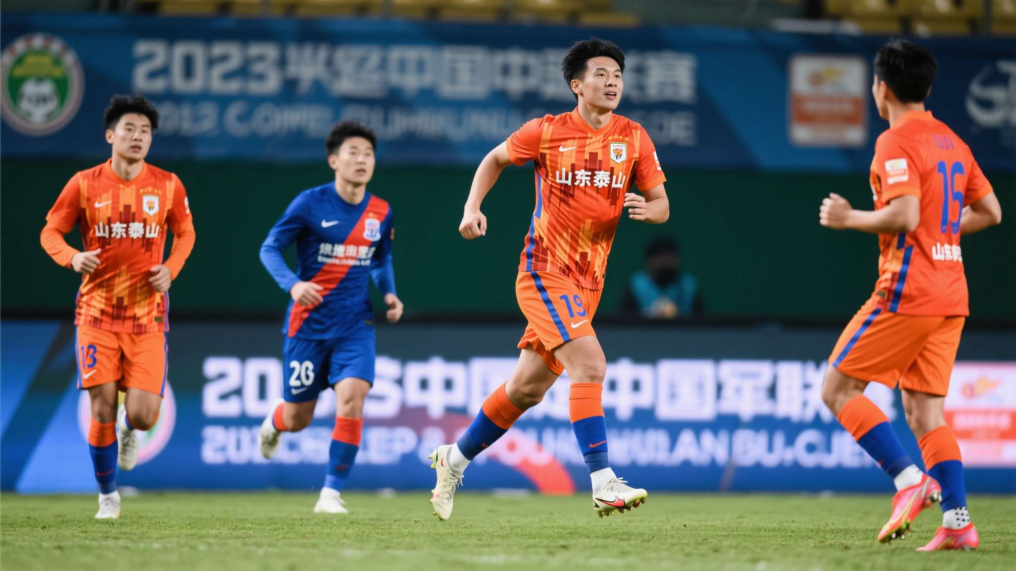 2-0,申花收获4连胜反超泰山 盖伊打破进球荒 牟鹏飞多次神级扑救 当然,中超联赛的争冠之路从来不会一帆风顺。泰山队实力不容小觑,积分榜上的领先优势